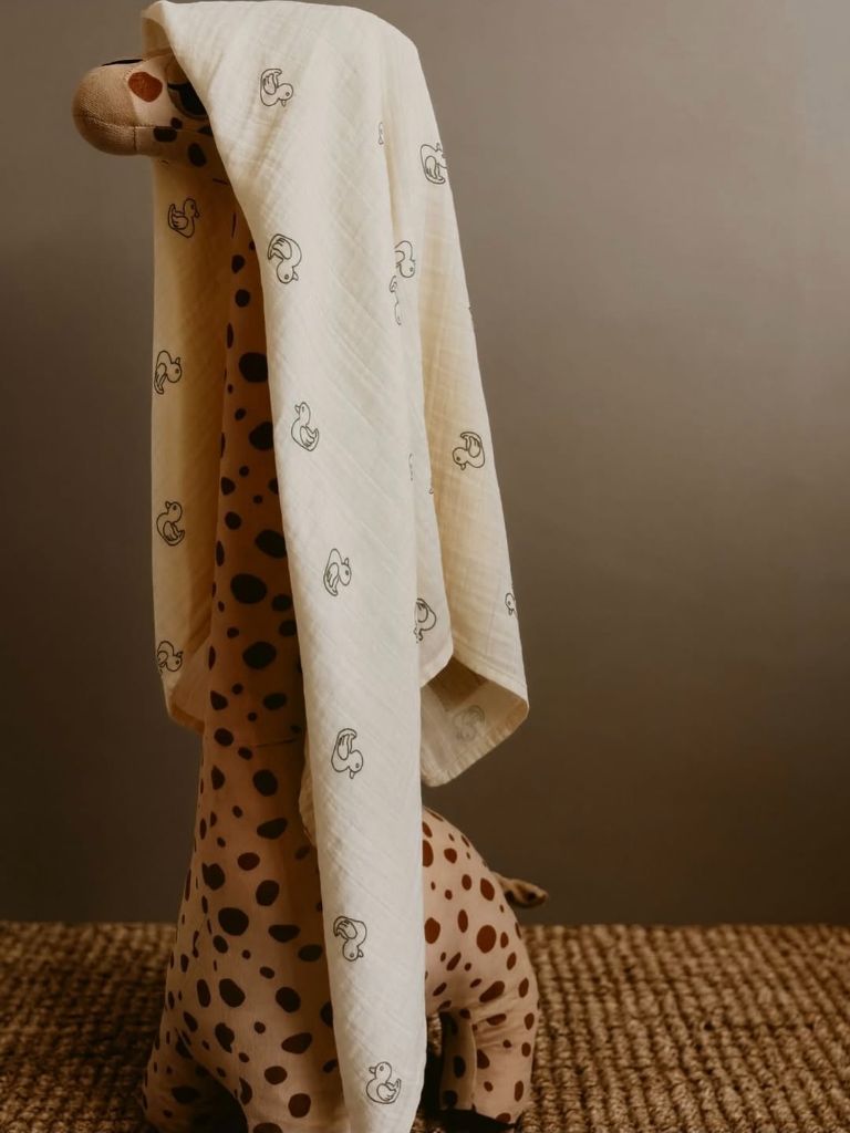 Defnie's Duck Müslin Bebek Örtüsü — zürafa oyuncakla